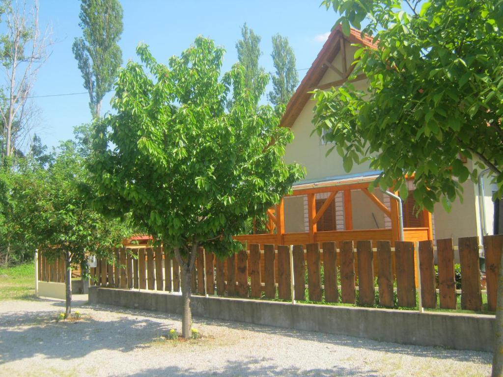Benaja Swiss Nyaralohaz Βίλα Keszthely Εξωτερικό φωτογραφία